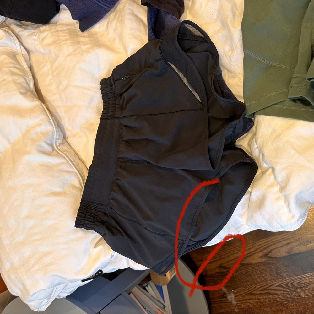 Lululemon size 6 Hotty hot